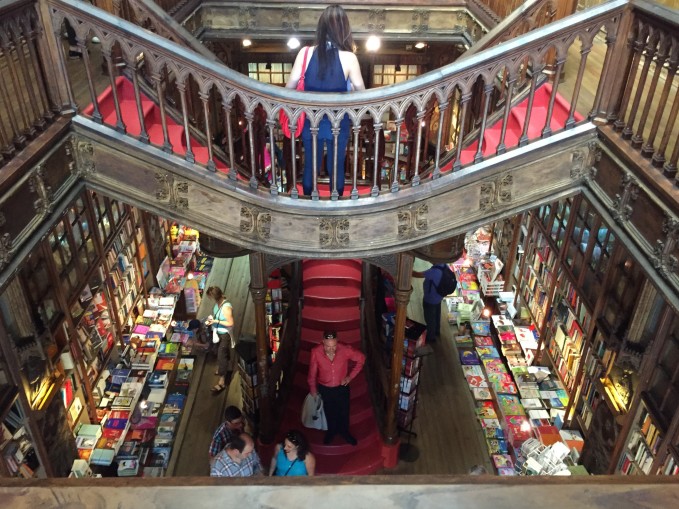 Interior da livraria Lello, em Porto, Portugal