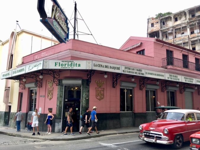 El Floridita, em Havana, Cuba, era o bar favorito do escritor americano Ernest Hemingway que viveu por mais de 20 anos na ilha